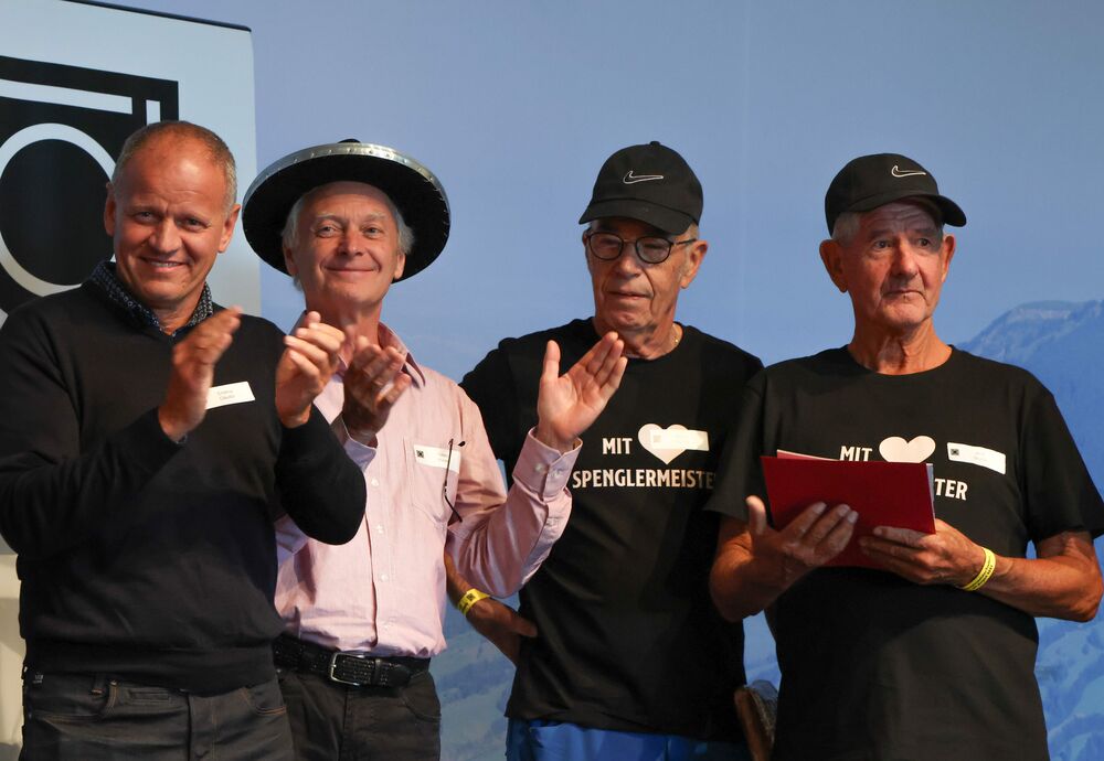Claudio Cristina vom OK, Gilles Vivian (Hut verziert mit kunstvoller Spenglerarbeit) und zwei Spenglermeister vom Abschluss-Jahrgang 1977. (Foto: Andreas Buck)